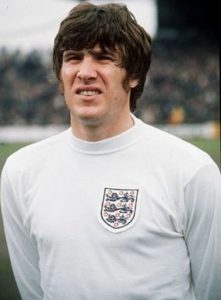 Emlyn Hughes. Her avbildet i en formodentlig ganske tung England-drakt.