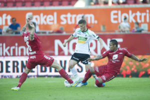 Demidov og Acosta her i duell med en Hønefoss-spiller skal tette igjen bak for rødbuksene. FOTO; tipsfotball.com