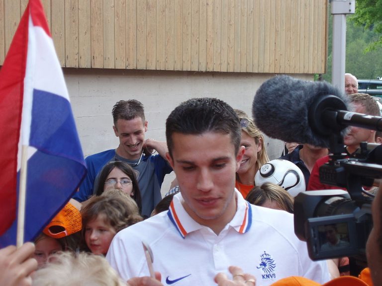 Robin van Persie hudflettes av serbisk popstjerne