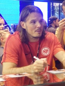 Alexander Meier kan mer enn å skrive autografer. Han avgjorde igjen for Eintracht Frankfurt. (Foto: Wikimedia Commons)