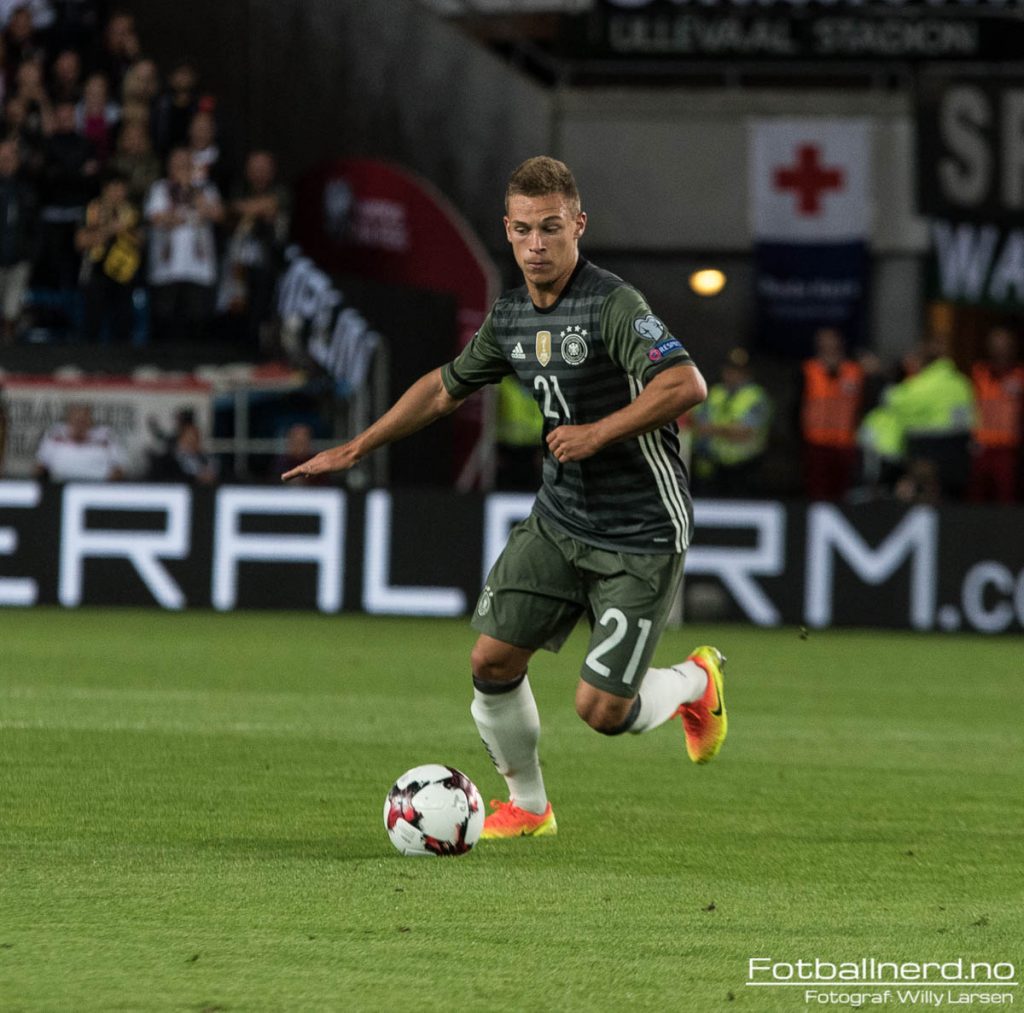 Joshua Kimmich i aksjon for Tyskland, en spiller som nå er i søkelyset til Liverpool og Real Madrid.