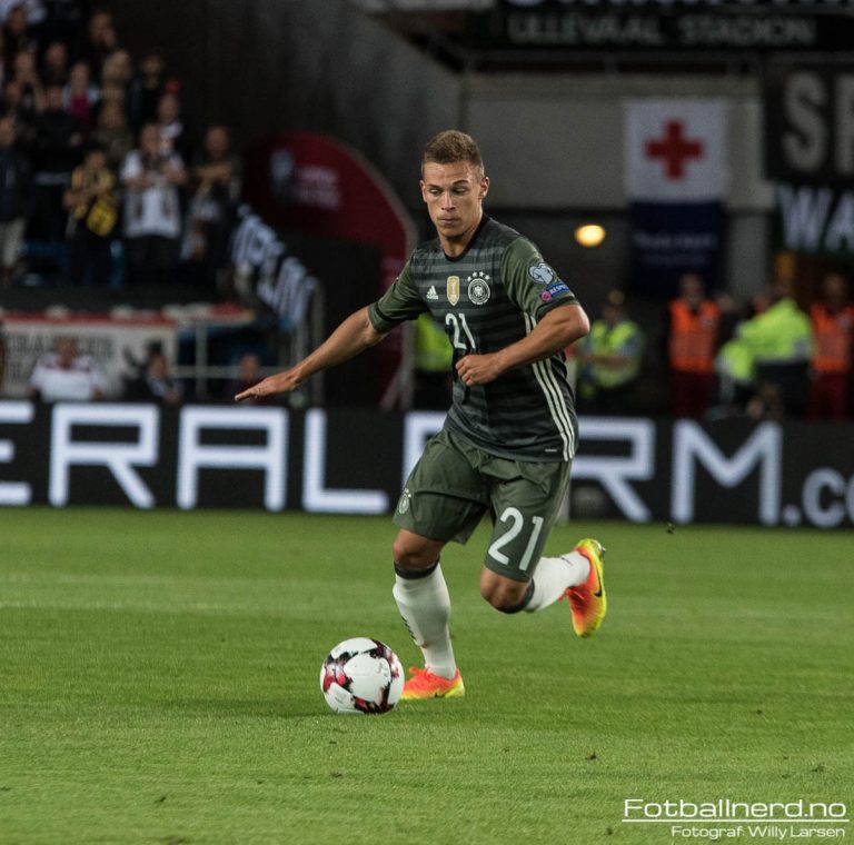 Joshua Kimmich i aksjon for Tyskland, en spiller som nå er i søkelyset til Liverpool og Real Madrid.