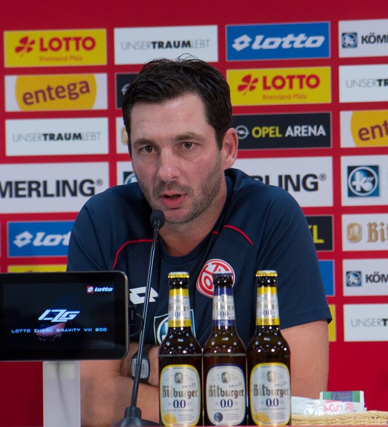 Historiske Schwarz er den første Bundesliga-treneren med rødt kort