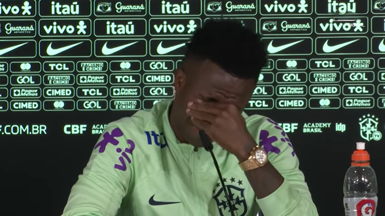 Vinicius Junior bryter ut i gråt på pressekonferanse