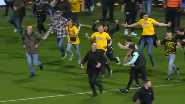 Feiret opprykk: Stadionspeaker med kjempeblemme