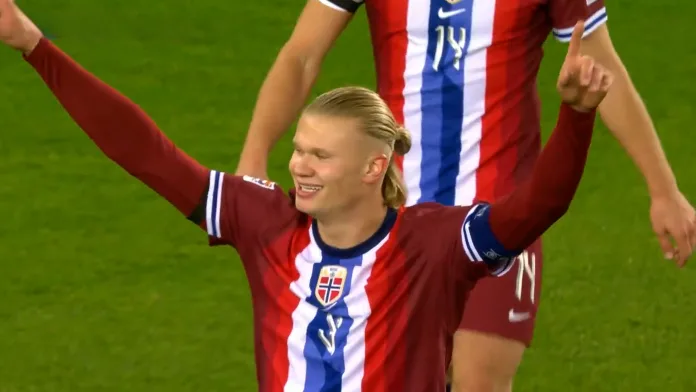 Erling Haaland mottar prisen som årets spiller for femte gang på rad.