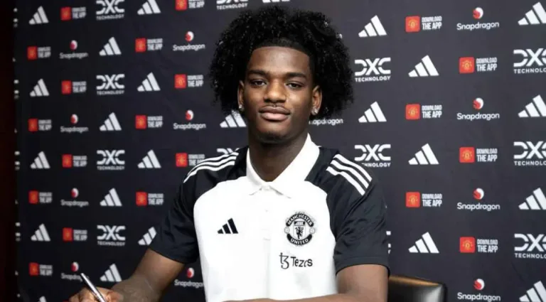 Ayden Heaven poserer i Manchester United-drakt etter overgangen fra Arsenal. Forsvarsspilleren har signert til 2029.