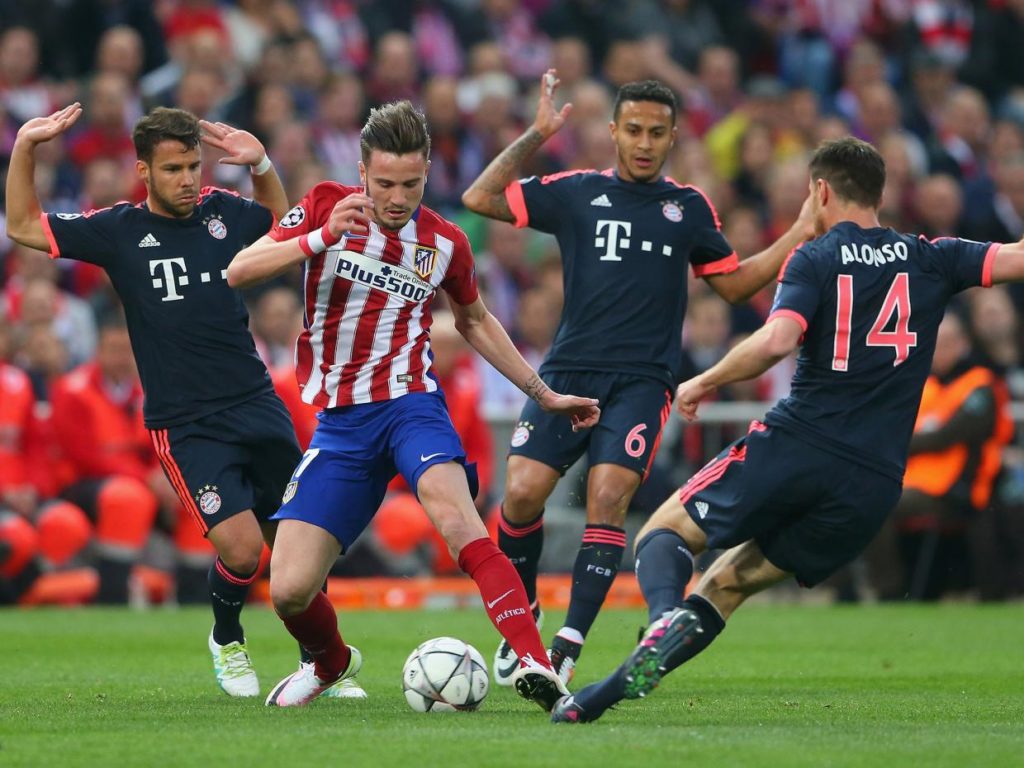 Saul i duell med 3! Bayern spillere før han satt ballen i målet bak Nauer.