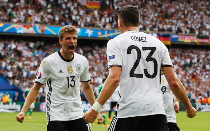 Thomas Müller og Mario Gomez jubler sammen etter at Gomez hadde satt inn 1-0 mot Nord-Irland