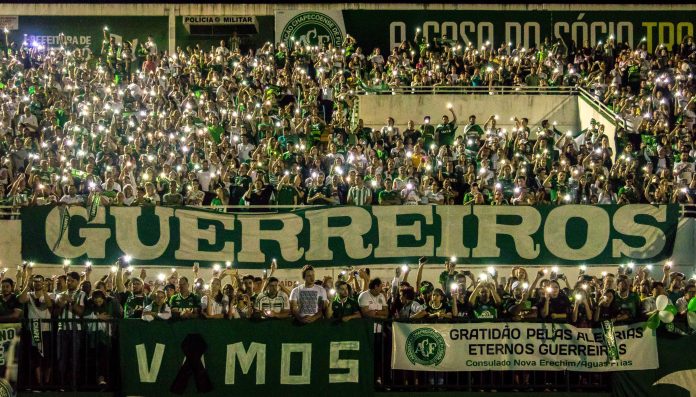 By Daniel Isaia/Agência Brasil - http://agenciabrasil.ebc.com.br/geral/foto/2016-12/arena-conda-tem-tributo-pelas-vitimas-de-voo-da-chapecoense, CC BY 3.0 br, https://commons.wikimedia.org/w/index.php?curid=53685066