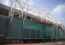 Manchester United kan stå overfor en katastrofe Glazer-familien vil ikke delta i Denis Laws begravelse, akkurat som ved Sir Bobby Charltons.