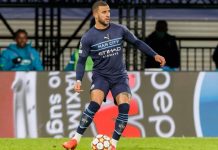 Kyle Walker hyller United-legende Kyle Walker presenteres som ny spiller i AC Milan, med draktnummer 32 til ære for David Beckham.