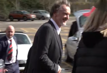 Manchester United har spurt etter kritisert topp-manager Manchester United gjennomfører nye kutt i staben – lojal medarbeider rammet.