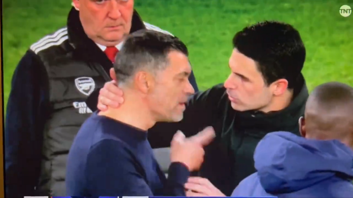 Porto-manager Sergio Conceicao retter pekefinger mot Arsenal-manager Mikel Arteta etter kampen. Foto: Skjermdump, X.