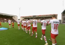 Grovt spill: Andersen slipper unna med gult kort for stygg albue