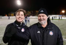 Andrejs Slisko (t.v) med hovedtrener Knut-Eigil Nesselquist bekrefter at han tar en ny sesong for Ekholt Ballklubb.