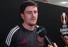 Harry Maguire i sinne: Kontroversiell situasjon i FA-cupen Harry Maguire i heftig diskusjon med dommeren under FA-cupkampen mot Arsenal. Kontroversen rundt straffesituasjonen har skapt stor debatt.