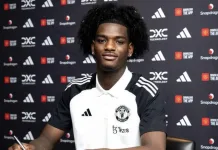 OFFISIELT: Manchester United henter spiller fra Arsenal Ayden Heaven poserer i Manchester United-drakt etter overgangen fra Arsenal. Forsvarsspilleren har signert til 2029.